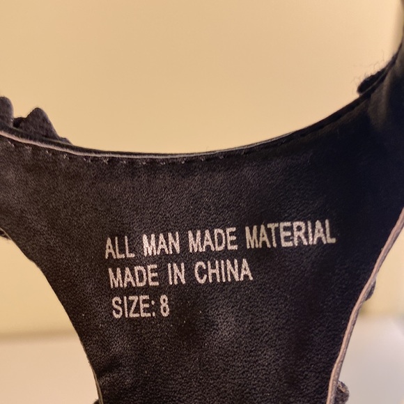 Restricted Sandals - Picture 4 of 6